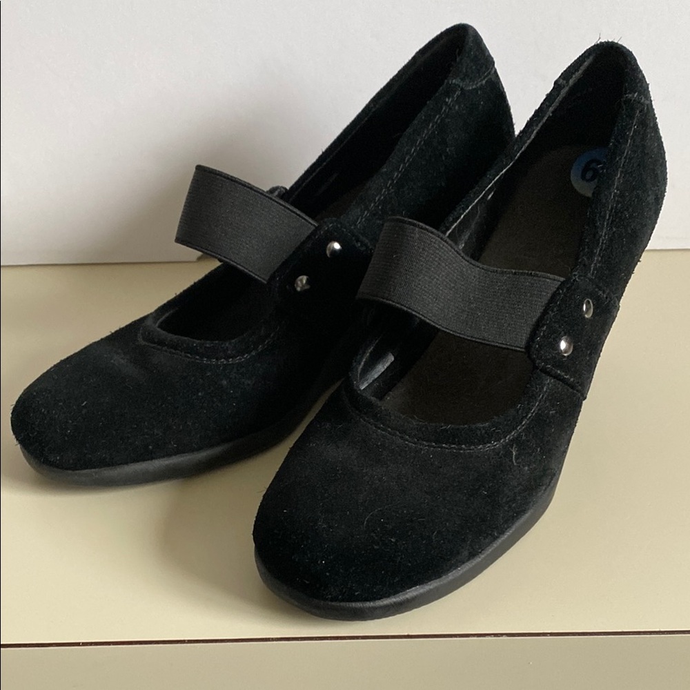 Women’s lightly worn suede Elegant Black Mary Jane’s platform 6.5